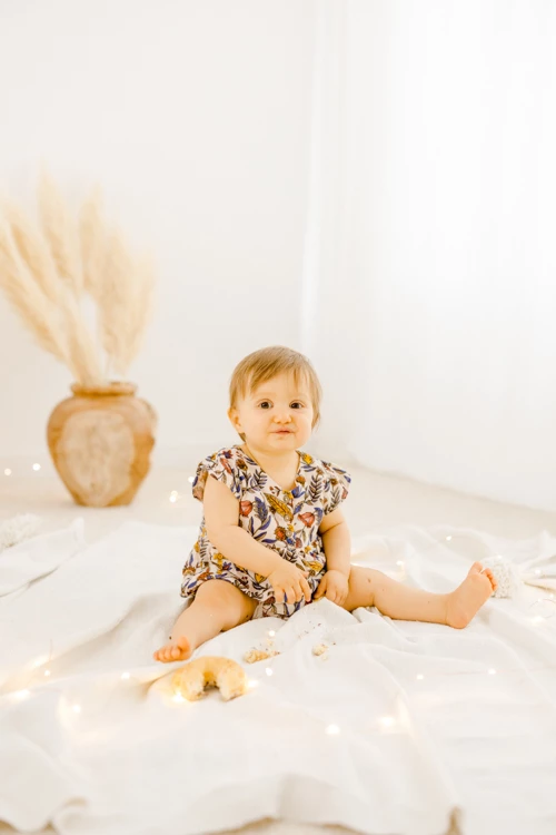 main enfant rose bonheur beige